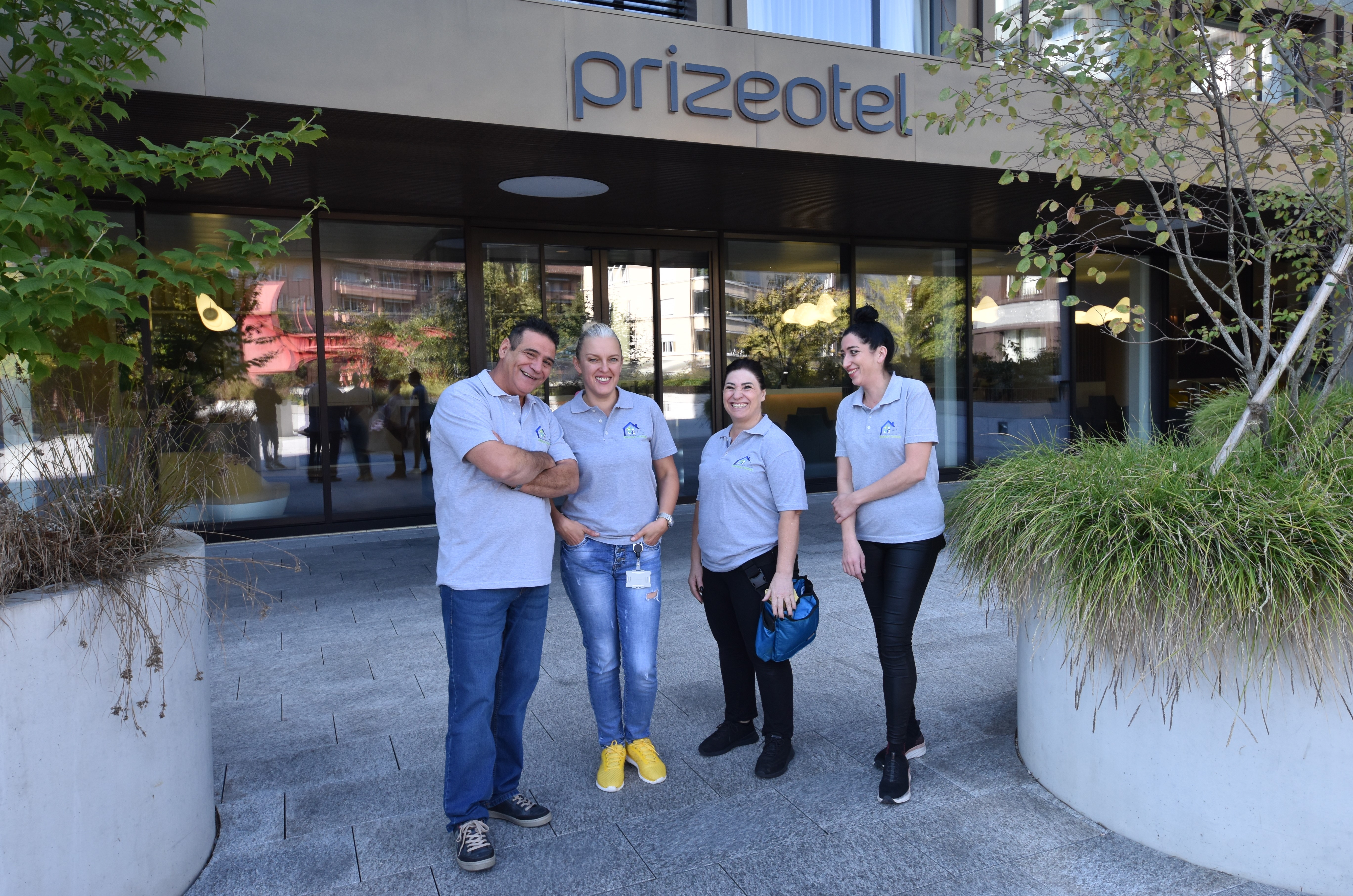 Professionelles Gruppenfoto des Reinigungsteams